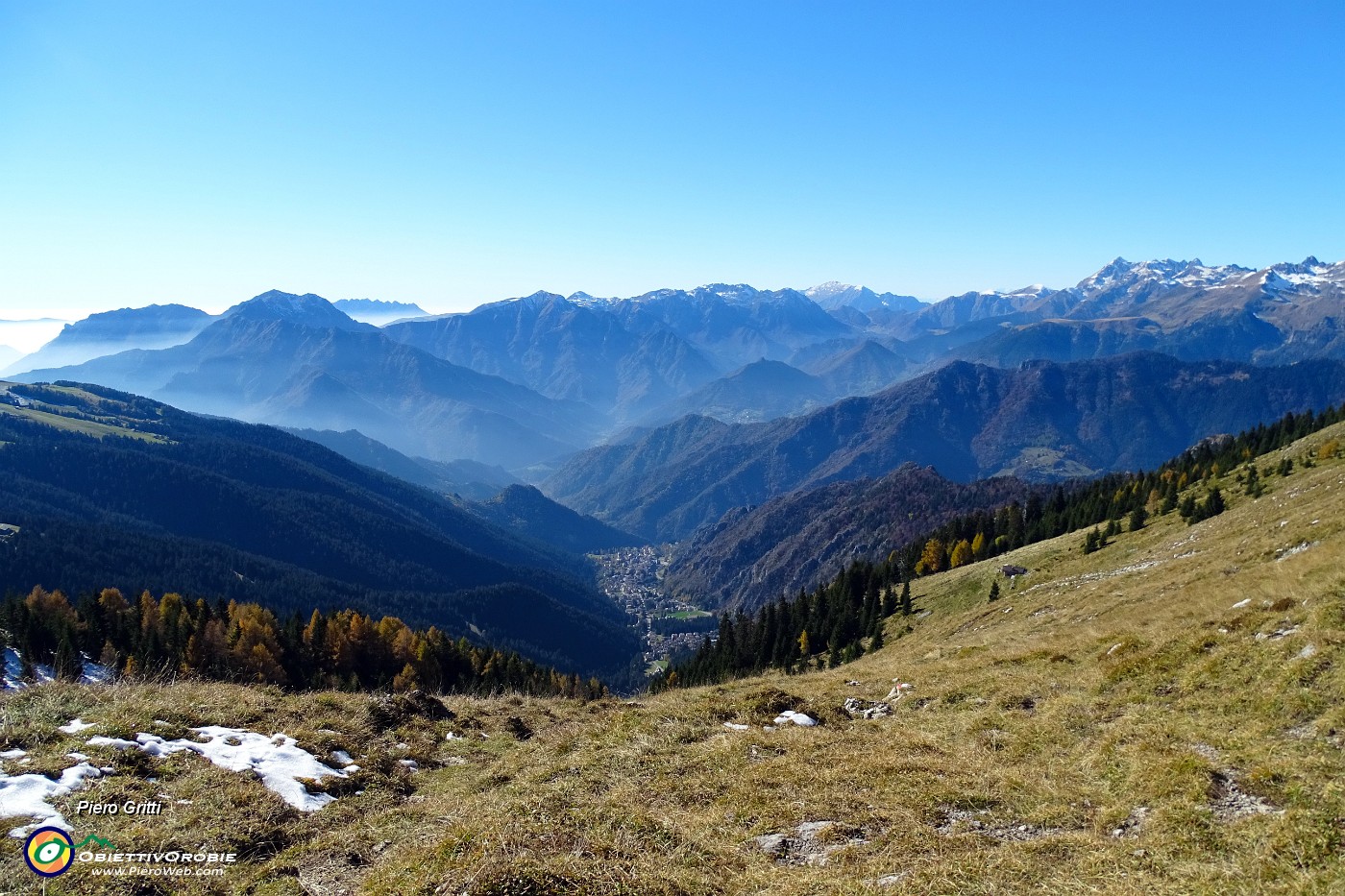 54 Al Passo di Monte Colle (1938 m) vista sulla vallata di Piazzatorre ed oltre.JPG -                                